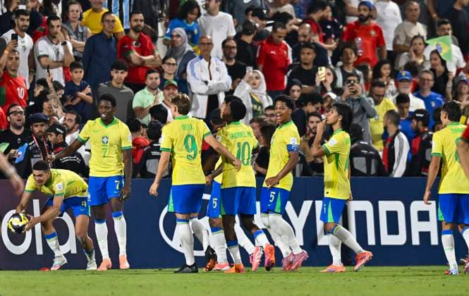 Morocco v Brazil : Quarter-final- FIFA U-17 World Cup Qatar 2025 Dell (3-L) of Brazil celebrates with teammates after scoring his team s second goal during the FIFA U-17 World Cup Qatar 2025 Quarter-final match between Morocco and Brazil in Doha, Qatar, on November 21, 2025. DOHA Qatar Copyright: xNOUSHADxTHEKKAYILx