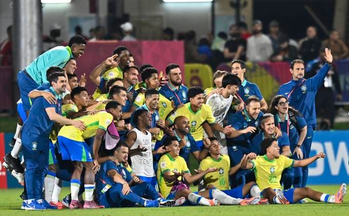 Morocco v Brazil : Quarter-final- FIFA U-17 World Cup Qatar 2025 Brazil players celebrate after winning the FIFA U-17 World Cup Qatar 2025 Quarter-final match between Morocco and Brazil in Doha, Qatar, on November 21, 2025. DOHA Qatar Copyright: xNOUSHADxTHEKKAYILx