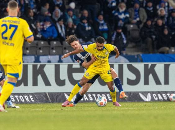 Soccer, Men, Season 2025 2026, 2 Bundesliga 13 Matchday , Hertha BSC Eintracht Braunschweig, f l Sven Köhler Braunschweig , Linus Gechter Hertha BSC , Leon Bell Bell Braunschweig , 21 11 2025, Copyright: xSebastianxRäppold MatthiasxKochx