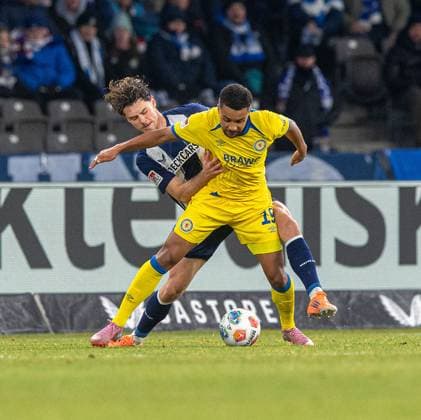 Soccer, Men, Season 2025 2026, 2 Bundesliga 13 Matchday , Hertha BSC Eintracht Braunschweig, v l Linus Gechter Hertha BSC , Leon Bell Bell Braunschweig , 21 11 2025, Copyright: xSebastianxRäppold MatthiasxKochx
