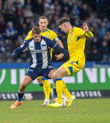 Soccer, Men, Season 2025 2026, 2 Bundesliga 13 Matchday , Hertha BSC Eintracht Braunschweig, v l Michael Cuisance Hertha BSC , Florian Flick Braunschweig , 21 11 2025, Copyright: xSebastianxRäppold MatthiasxKochx