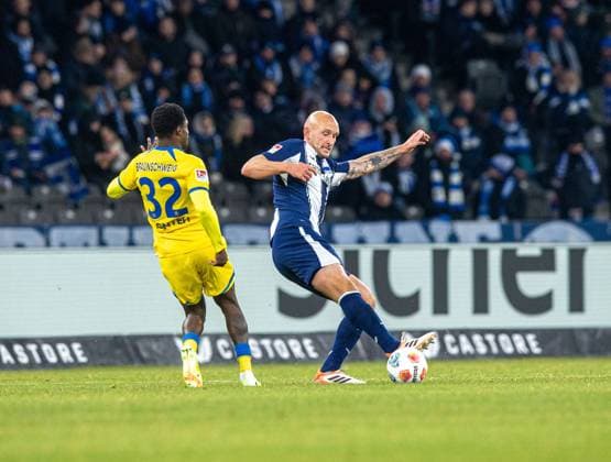 Soccer, Men, Season 2025 2026, 2 Bundesliga 13 Matchday , Hertha BSC Eintracht Braunschweig, v l Christian Conteh Braunschweig , Toni Leistner Hertha BSC , 21 11 2025, Copyright: xSebastianxRäppold MatthiasxKochx