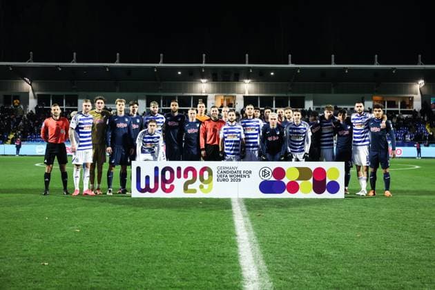 Sport, Football, 3 Liga Season 2025 2026 15 Matchday TSG 1899 Hoffenheim II MSV Duisburg 21 11 2025, Dietmar Hopp Stadion The teams with the referees before the match in a joint photo with a banner for the DFBs bid for the UEFA Women™s Euro 2029 in Germany, UEFA decides in December on the award Hoffenheim Dietmar Hopp Stadion Baden Württemberg Germany