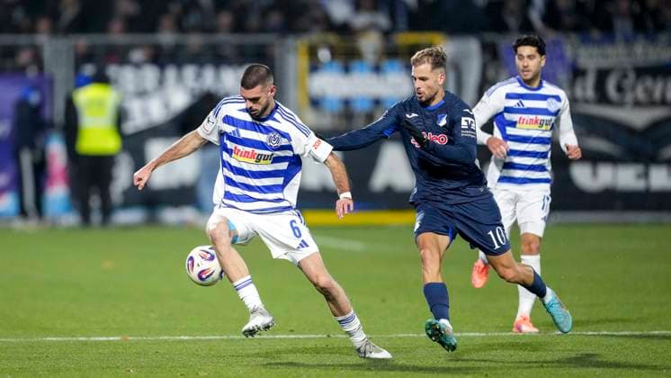 v li Rasim Bulic MSV, 6 , Luka Djuric Duric, TSG II, 10 , duel, duel, tackle, tackling, dynamics, action, action, 21 11 2025, Sinsheim Germany , Football, 3 Liga, TSG 1899 Hoffenheim II MSV Duisburg, DFB DFL REGULATIONS PROHIBIT ANY USE OF PHOTOGRAPHS AS IMAGE SEQUENCES AND OR QUASI VIDEO xozx