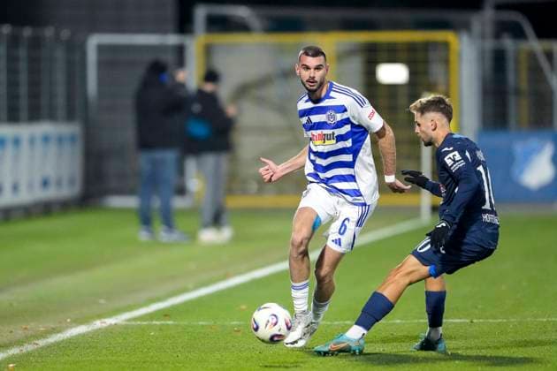 v li Rasim Bulic MSV, 6 , Luka Djuric Duric, TSG II, 10 , duel, duel, tackle, tackling, dynamics, action, action, 21 11 2025, Sinsheim Germany , Football, 3 Liga, TSG 1899 Hoffenheim II MSV Duisburg, DFB DFL REGULATIONS PROHIBIT ANY USE OF PHOTOGRAPHS AS IMAGE SEQUENCES AND OR QUASI VIDEO xozx