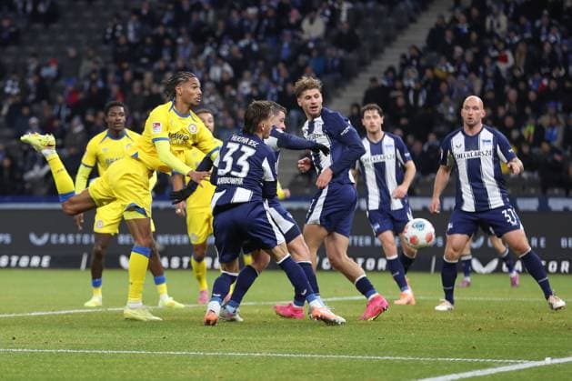 21 11 2025, xtgx, Soccer 2 Bundesliga, Hertha BSC Berlin Eintracht Braunschweig emspor, v l Sidi Sane Braunschweig, 24 Kopfball schiesst den Ball aufs Tor, Torschuss, Schuss DFL DFB REGULATIONS PROHIBIT ANY USE OF PHOTOGRAPHS as IMAGE SEQUENCES and or QUASI VIDEO Berlin