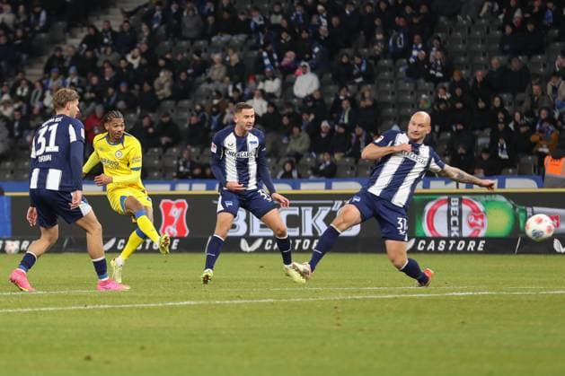 21 11 2025, xtgx, Soccer 2 Bundesliga, Hertha BSC Berlin Eintracht Braunschweig emspor, v l Sidi Sane Braunschweig, 24 shoots the ball on goal, shot on goal, shot DFL DFB REGULATIONS PROHIBIT ANY USE OF PHOTOGRAPHS as IMAGE SEQUENCES and or QUASI VIDEO Berlin