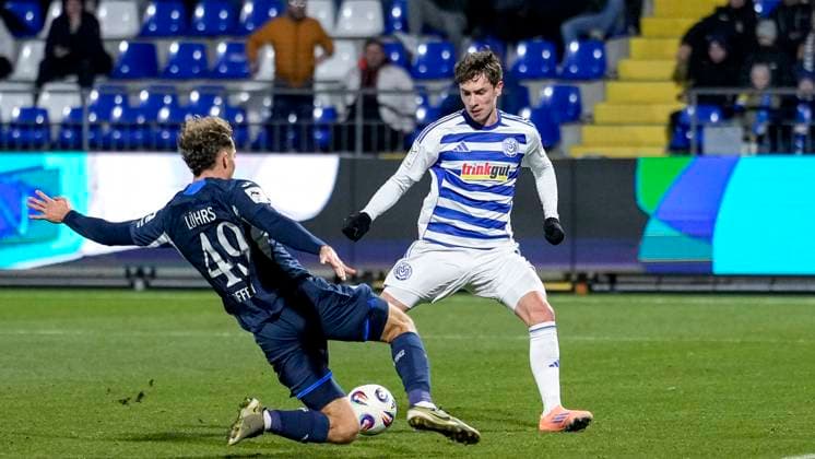v li Yannik Lührs TSG II, 49 , Tim Heike MSV, 9 , duel, duel, tackle, tackling, dynamics, action, action, 21 11 2025, Sinsheim Germany , Football, 3 Liga, TSG 1899 Hoffenheim II MSV Duisburg, DFB DFL REGULATIONS PROHIBIT ANY USE OF PHOTOGRAPHS AS IMAGE SEQUENCES AND OR QUASI VIDEO xozx