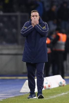 21 11 2025, xtgx, Soccer 2 Bundesliga, Hertha BSC Berlin Eintracht Braunschweig emspor, v l Heiner Backhaus Braunschweig, Trainer enttaeuscht, enttäuscht, schaut enttaeuscht, niedergeschlagen, disappointed DFL DFB REGULATIONS PROHIBIT ANY USE OF PHOTOGRAPHS as IMAGE SEQUENCES and or QUASI VIDEO Berlin