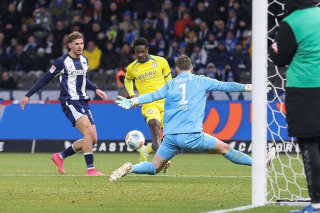 21 11 2025, xtgx, Soccer 2 Bundesliga, Hertha BSC Berlin Eintracht Braunschweig emspor, v l Christian Conteh Braunschweig, 32 shoots the ball on goal, shot on goal, shot DFL DFB REGULATIONS PROHIBIT ANY USE OF PHOTOGRAPHS as IMAGE SEQUENCES and or QUASI VIDEO Berlin
