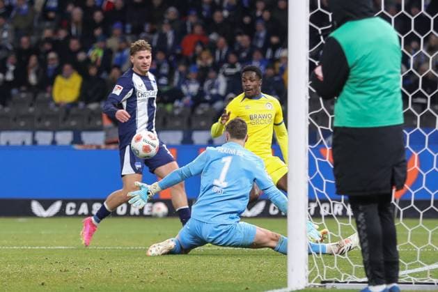 21 11 2025, xtgx, Soccer 2 Bundesliga, Hertha BSC Berlin Eintracht Braunschweig emspor, v l Christian Conteh Braunschweig, 32 shoots the ball on goal, shot on goal, shot DFL DFB REGULATIONS PROHIBIT ANY USE OF PHOTOGRAPHS as IMAGE SEQUENCES and or QUASI VIDEO Berlin
