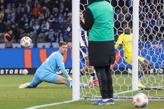 21 11 2025, xtgx, Soccer 2 Bundesliga, Hertha BSC Berlin Eintracht Braunschweig emspor, v l Christian Conteh Braunschweig, 32 shoots the ball on goal, shot on goal, shot DFL DFB REGULATIONS PROHIBIT ANY USE OF PHOTOGRAPHS as IMAGE SEQUENCES and or QUASI VIDEO Berlin