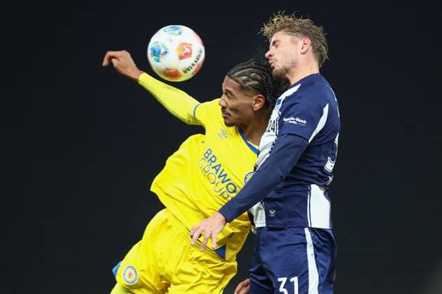 21 11 2025, xtgx, Football 2 Bundesliga, Hertha BSC Berlin Eintracht Braunschweig emspor, v l Sidi Sane Braunschweig, 24 , Marton Dardai Hertha, 31 duel, duel, fight, tackle DFL DFB REGULATIONS PROHIBIT ANY USE OF PHOTOGRAPHS as IMAGE SEQUENCES and or QUASI VIDEO Berlin