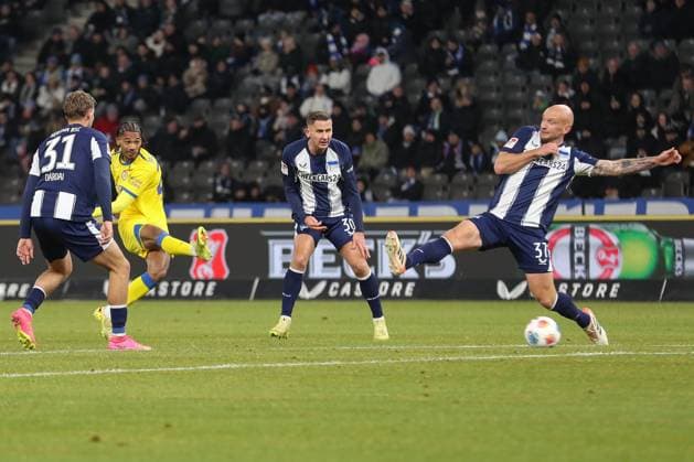 21 11 2025, xtgx, Soccer 2 Bundesliga, Hertha BSC Berlin Eintracht Braunschweig emspor, v l Sidi Sane Braunschweig, 24 shoots the ball on goal, shot on goal, shot DFL DFB REGULATIONS PROHIBIT ANY USE OF PHOTOGRAPHS as IMAGE SEQUENCES and or QUASI VIDEO Berlin