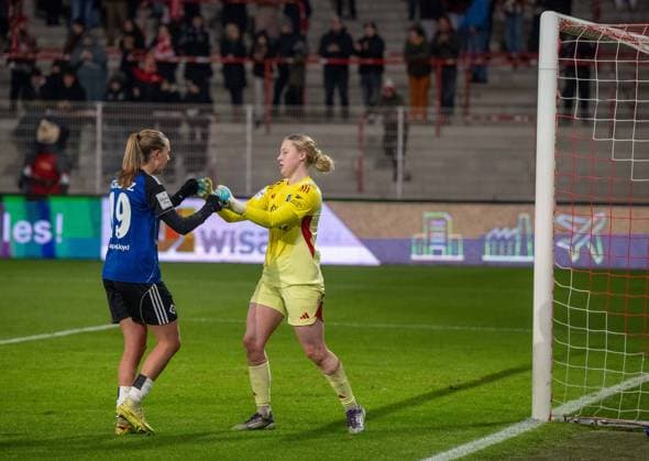 Soccer, Women, Season 2025 2026, Google Pixel Women Bundesliga 11 Matchday , 1 FC Union Berlin Hamburger SV, f l Victoria Schulz Hamburger SV , Goalkeeper Larissa Haidner Hamburger SV , 21 11 2025, Copyright: xMatthiasxKochx