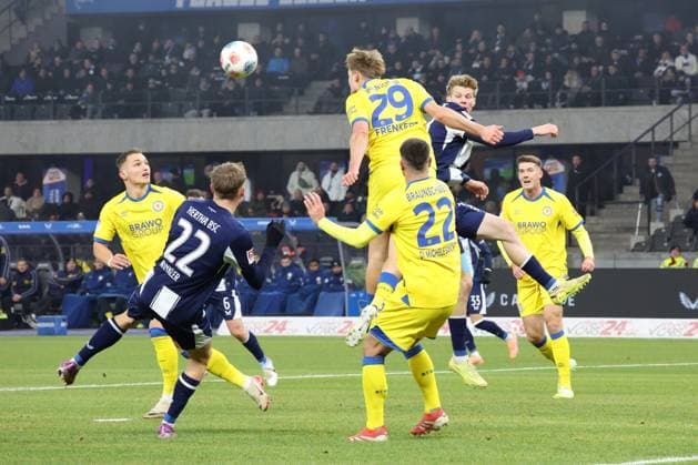 DEU, DFL, 2 FBL, Hertha BSC vs Eintracht Braunschweig, 21 11 2025, Berliner Olympiastadion, Berlin, DEU, DFL, 2 FBL, Hertha BSC vs Eintracht Braunschweig, pictured Marten Winkler Hertha BSC Berlin 22 , Luca Schuler Hertha BSC Berlin 18 , b22 , LUKAS FRENKERT Eintracht Braunschweig 29 , Sven Koehler Eintracht Braunschweig 27 DFL regulations prohibit any use of Photographs as image sequences and or quasi video nordphotoxGmbHx xEngler nph00076