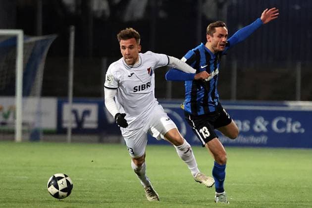 21 11 2025, xrekx, Soccer Regionalliga Suedwest, Eintracht Trier TSV Steinbach Haiger v l Jonas Singer TSV Steinbach Haiger Sven König Koenig SV Eintracht Trier 05 Zweikampf, Aktion, action, battle for the ball DFL DFB REGULATIONS PROHIBIT ANY USE OF PHOTOGRAPHS as IMAGE SEQUENCES and or QUASI VIDEO Trier