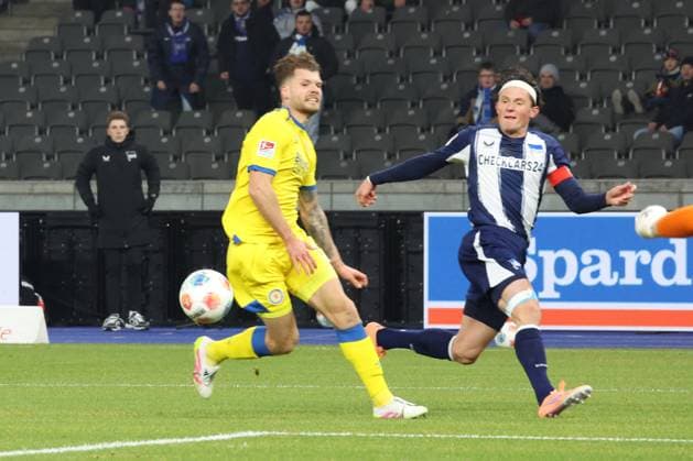 DEU, DFL, 2 FBL, Hertha BSC vs Eintracht Braunschweig, 21 11 2025, Berliner Olympiastadion, Berlin, DEU, DFL, 2 FBL, Hertha BSC vs Eintracht Braunschweig, pictured Fabian Reese Hertha BSC Berlin 11 , Kevin Ehlers Eintracht Braunschweig 21 DFL regulations prohibit any use of Photographs as image sequences and or quasi video nordphotoxGmbHx xEngler nph00076