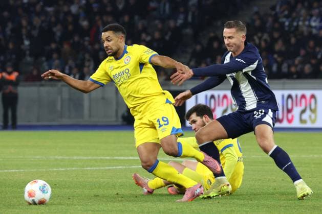 DEU, DFL, 2 FBL, Hertha BSC vs Eintracht Braunschweig, 21 11 2025, Berliner Olympiastadion, Berlin, DEU, DFL, 2 FBL, Hertha BSC vs Eintracht Braunschweig, in the picture Paul Seguin Hertha BSC Berlin 30 , Leon Bell Bell Eintracht Braunschweig 19 , MEHMET CAN AYDIN Eintracht Braunschweig 8 DFL regulations prohibit any use of Photographs as image sequences and or quasi video nordphotoxGmbHx xEngler nph00076