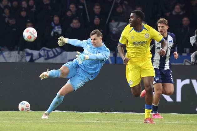 DEU, DFL, 2 FBL, Hertha BSC vs Eintracht Braunschweig, 21 11 2025, Berliner Olympiastadion, Berlin, DEU, DFL, 2 FBL, Hertha BSC vs Eintracht Braunschweig, pictured Tjark Ernst Hertha BSC Berlin 1 , Marton Dardai Hertha BSC Berlin 31 , PATRICK NKOA Eintracht Braunschweig 3 DFL regulations prohibit any use of Photographs as image sequences and or quasi video nordphotoxGmbHx xEngler nph00076