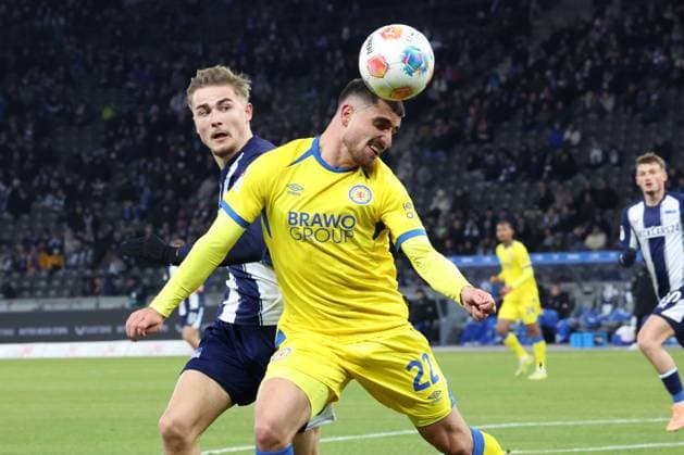 DEU, DFL, 2 FBL, Hertha BSC vs Eintracht Braunschweig, 21 11 2025, Berliner Olympiastadion, Berlin, DEU, DFL, 2 FBL, Hertha BSC vs Eintracht Braunschweig, im Bild Marten Winkler Hertha BSC Berlin 22 , Fabio di Michele Sanchez Eintracht Braunschweig 22 DFL regulations prohibit any use of Photographs as image sequences and or quasi video nordphotoxGmbHx xEngler nph00076