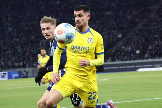 DEU, DFL, 2 FBL, Hertha BSC vs Eintracht Braunschweig, 21 11 2025, Berliner Olympiastadion, Berlin, DEU, DFL, 2 FBL, Hertha BSC vs Eintracht Braunschweig, im Bild Marten Winkler Hertha BSC Berlin 22 , Fabio di Michele Sanchez Eintracht Braunschweig 22 DFL regulations prohibit any use of Photographs as image sequences and or quasi video nordphotoxGmbHx xEngler nph00076