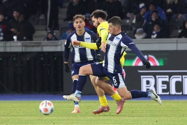 DEU, DFL, 2 FBL, Hertha BSC vs Eintracht Braunschweig, 21 11 2025, Berliner Olympiastadion, Berlin, DEU, DFL, 2 FBL, Hertha BSC vs Eintracht Braunschweig, pictured Diego Demme Hertha BSC Berlin 6 , Michal Karbownik Hertha BSC Berlin 33 , MEHMET CAN AYDIN Eintracht Braunschweig 8 DFL regulations prohibit any use of Photographs as image sequences and or quasi video nordphotoxGmbHx xEngler nph00076