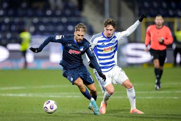 v li Luka Djuric Duric, TSG II, 10 , Tim Heike MSV, 9 , duel, duel, tackle, tackling, dynamics, action, action, 21 11 2025, Sinsheim Germany , Football, 3 Liga, TSG 1899 Hoffenheim II MSV Duisburg, DFB DFL REGULATIONS PROHIBIT ANY USE OF PHOTOGRAPHS AS IMAGE SEQUENCES AND OR QUASI VIDEO xozx