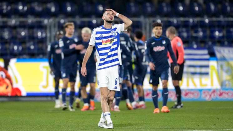 Rasim Bulic MSV, 6 , Player from MSV Duisburg, looking disappointed, disappointment, frustration, disappointed, pessimistic, after conceding the 2 0 goal, action, action scene, 21 11 2025, Sinsheim Germany , Soccer, 3 Liga, TSG 1899 Hoffenheim II MSV Duisburg, DFB DFL REGULATIONS PROHIBIT ANY USE OF PHOTOGRAPHS AS IMAGE SEQUENCES AND OR QUASI VIDEO xozx
