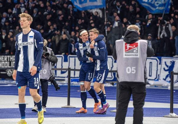 Soccer, Men, Season 2025 2026, 2 Bundesliga 13 Matchday , Hertha BSC Eintracht Braunschweig, f l Luca Schuler Hertha BSC , Fabian Reese Hertha BSC , Marten Winkler Hertha BSC , Celebration after goal to 1 0, 21 11 2025, Copyright: xSebastianxRäppold MatthiasxKochx