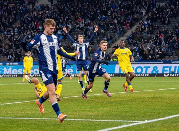 Soccer, Men, Season 2025 2026, 2 Bundesliga 13 Matchday , Hertha BSC Eintracht Braunschweig, f l Michael Cuisance Hertha BSC , Luca Schuler Hertha BSC , Marten Winkler Hertha BSC , Celebration after goal to 1 0, 21 11 2025, Copyright: xSebastianxRäppold MatthiasxKochx