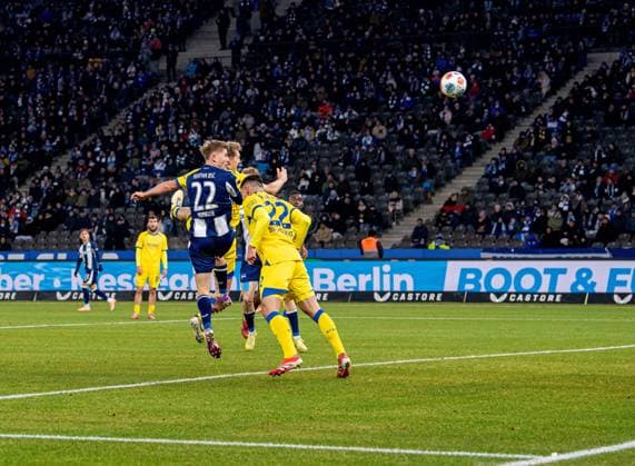 Soccer, Men, Season 2025 2026, 2 Bundesliga 13 Matchday , Hertha BSC Eintracht Braunschweig, f l Marten Winkler Hertha BSC scores the goal for 1 0 against Lukas Frenkert Braunschweig and Fabio Di Michele Sanchez Braunschweig , 21 11 2025, Copyright: xSebastianxRäppold MatthiasxKochx