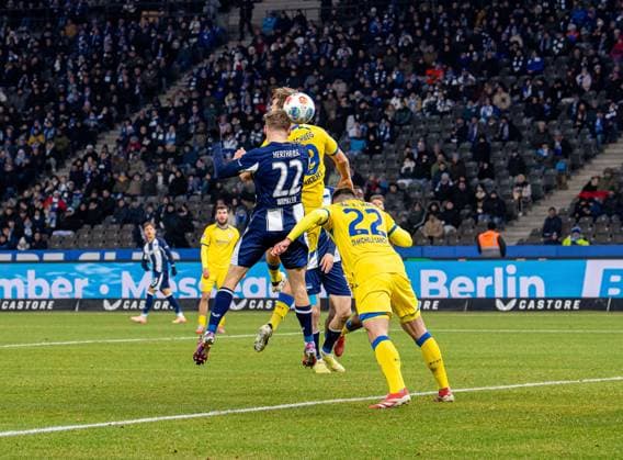 Soccer, Men, Season 2025 2026, 2 Bundesliga 13 Matchday , Hertha BSC Eintracht Braunschweig, f l Marten Winkler Hertha BSC scores the goal for 1 0 against Lukas Frenkert Braunschweig and Fabio Di Michele Sanchez Braunschweig , 21 11 2025, Copyright: xSebastianxRäppold MatthiasxKochx