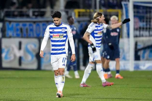 from left Mert Göckan MSV, 17 , Joshua Bitter MSV, 29 , player from MSV Duisburg, looking disappointed, disappointment, frustration, disappointed, pessimistic, after conceding the goal to 4 0, action, action, game scene, 21 11 2025, Sinsheim Germany , Soccer, 3 Liga, TSG 1899 Hoffenheim II MSV Duisburg, DFB DFL REGULATIONS PROHIBIT ANY USE OF PHOTOGRAPHS AS IMAGE SEQUENCES AND OR QUASI VIDEO xozx