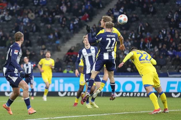 21 11 2025, xtgx, Fussball 2 Bundesliga, Hertha BSC Berlin Eintracht Braunschweig emspor, v l Marten Winkler Hertha, 22 schiesst Tor, schießt, Torschuetze, erzielt Tor, Treffer, scores the goal 1 0 DFL DFB REGULATIONS PROHIBIT ANY USE OF PHOTOGRAPHS as IMAGE SEQUENCES and or QUASI VIDEO Berlin