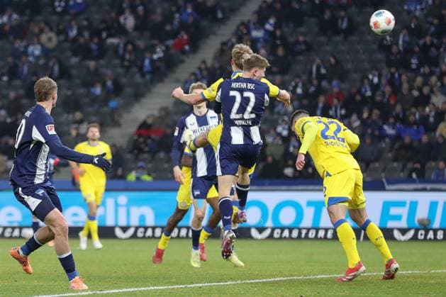 21 11 2025, xtgx, Fussball 2 Bundesliga, Hertha BSC Berlin Eintracht Braunschweig emspor, v l Marten Winkler Hertha, 22 schiesst Tor, schießt, Torschuetze, erzielt Tor, Treffer, scores the goal 1 0 DFL DFB REGULATIONS PROHIBIT ANY USE OF PHOTOGRAPHS as IMAGE SEQUENCES and or QUASI VIDEO Berlin