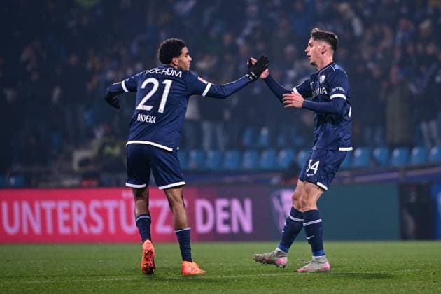 Goal celebration for 1 2 by Cajetan Lenz 34 Vfl Bochum , VfL Bochum vs Dynamo Dresden, Soccer, 2 Bundesliga, 13 Matchday, 21 11 2025 DFB regulations prohibit any use of photographs as image sequences and or quasi video Bochum Nordrhein Westfalen Germany Copyright: xkolbert-press MarcxNiemeyerx