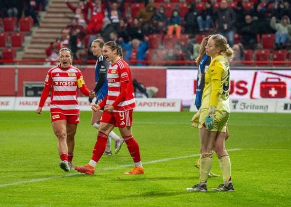 Soccer, Women, Season 2025 2026, Google Pixel Women Bundesliga 11 Matchday , 1 FC Union Berlin Hamburger SV, f l Lisa Heiseler 1 Women 1 FC Union , Sophie Weidauer 1 Women 1 FC Union , Cheering after goal to 1 0, Goalkeeper Larissa Haidner Hamburger SV , 21 11 2025, Copyright: xMatthiasxKochx