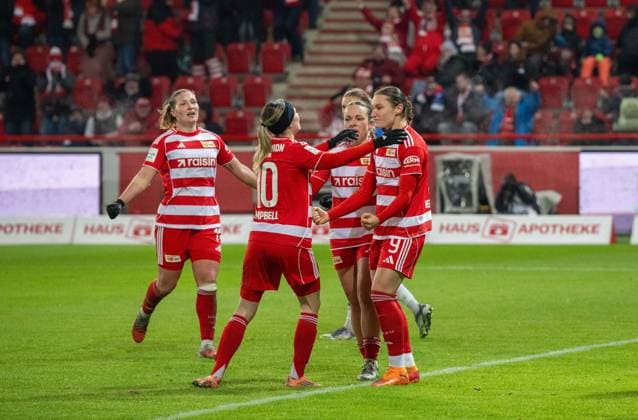 Soccer, Women, Season 2025 2026, Google Pixel Women Bundesliga 11 Matchday , 1 FC Union Berlin Hamburger SV, v l Dina Orschmann 1 Women 1 FC Union , Eileen Campbell 1 Women 1 FC Union , Lisa Heiseler 1 Women 1 FC Union , Sophie Weidauer 1 Women 1 FC Union , Cheering after goal to 1 0, 21 11 2025, Copyright: xMatthiasxKochx