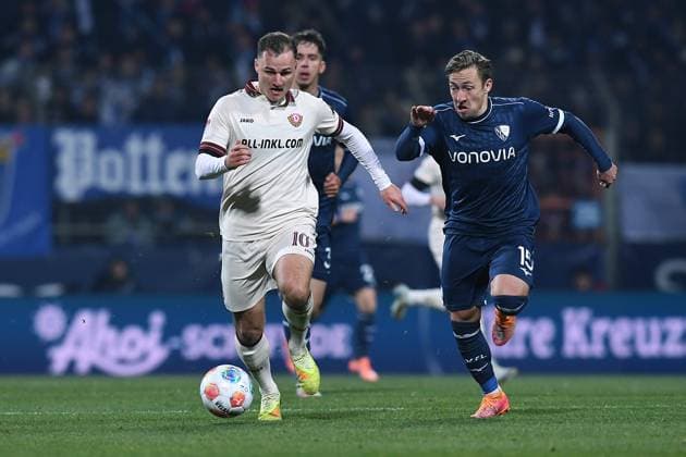 Soccer 2 Bundesliga 13 Matchday VfL Bochum Dynamo Dresden on 21 11 2025 at Vonovia Ruhrstadion in Bochum Jakob Lemmer Dresden , left Felix Passlack Bochum , right DFL regulations prohibit any use of photographs as image sequences and or quasi video xRx