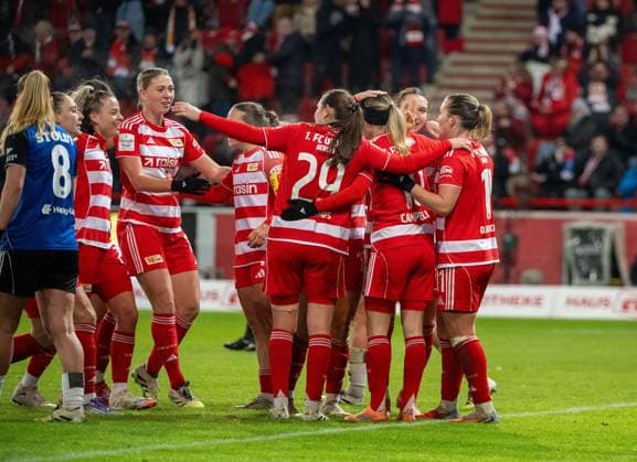 Soccer, Women, Season 2025 2026, Google Pixel Women Bundesliga 11 Matchday , 1 FC Union Berlin Hamburger SV, Union cheering after goal to 1 0, 21 11 2025, Copyright: xMatthiasxKochx