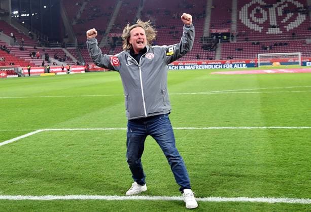 21 11 2025, xhbx, Soccer 1 Bundesliga, FSV Mainz 05 TSG Hoffenheim v l Coach Bo Henriksen FSV Mainz 05 cheers on the fans before the game DFL DFB REGULATIONS PROHIBIT ANY USE OF PHOTOGRAPHS as IMAGE SEQUENCES and or QUASI VIDEO Mainz