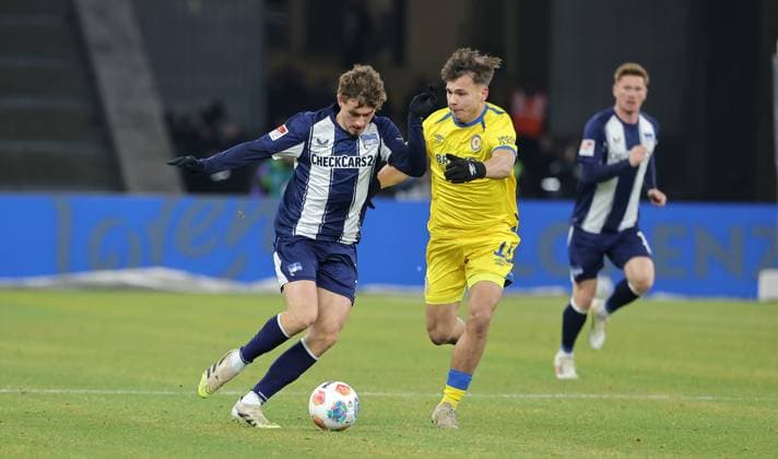 Maurice Krattenmacher on the ball, Max Marie duel Match scene Action Sport Football Soccer DFL 2 Bundesliga Men 13 Matchday Season 2025 2026 21 11 2025 Hertha BSC Berlin vs Eintracht Braunschweig BTSV DFL regulations prohibit any use of photographs as image sequences and or quasi video