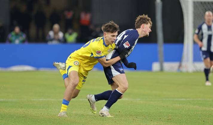 Max Marie holds Maurice Krattenmacher in a duel Match scene Action Sport Football Soccer DFL 2 Bundesliga Men 13 Matchday Season 2025 2026 21 11 2025 Hertha BSC Berlin vs Eintracht Braunschweig BTSV DFL regulations prohibit any use of photographs as image sequences and or quasi video