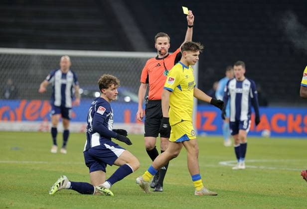 Referee Michael Bacher shows yellow card for Max Marie after foul on Maurice Krattenmacher Sport Football Soccer DFL 2 Bundesliga Men 13 Matchday Season 2025 2026 21 11 2025 Hertha BSC Berlin vs Eintracht Braunschweig BTSV DFL regulations prohibit any use of photographs as image sequences and or quasi video