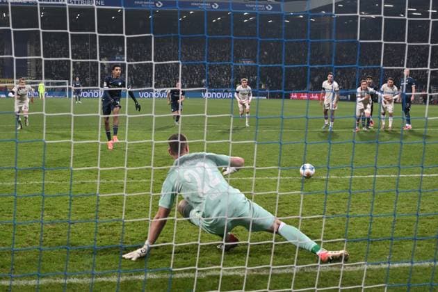 Francis Onyeka VfL Bochum misses the penalty 21 11 2025, Football 2 Bundesliga, Season 2025 2026, 13 Matchday, VfL Bochum Dynamo Dresden DFL regulations prohibit any use of photographs as image sequences and or quasi video Bochum Vonovia Ruhrstadion Nordrhein Westfalen Germany Team2