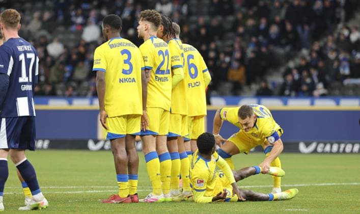 Sven Köhler pulls on the leg of Christian Conteh, Braunschweig free-kick wall Sport Football Soccer DFL 2 Bundesliga Men 13 Matchday Season 2025 2026 21 11 2025 Hertha BSC Berlin vs Eintracht Braunschweig BTSV DFL regulations prohibit any use of photographs as image sequences and or quasi video