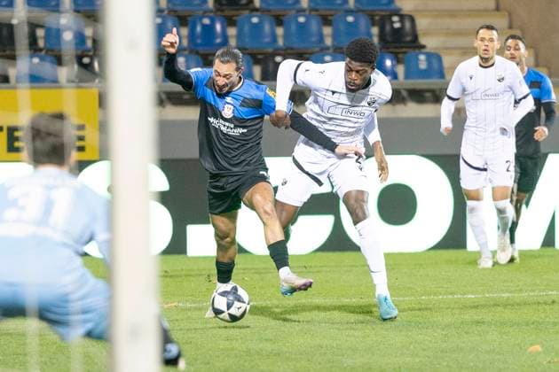 Regionalliga Südwest FSV Frankfurt SV Sandhausen, 21 11 2025 Giorgio del Vecchio FSV Frankfurt 8 Kwabe Schulz SV Sandhausen 2 in a duel for the ball, FSV Frankfurt SV Sandhausen, Frankfurt, PSD Bank Arena, 21 11 2025 Copyright: xBEAUTIFULxSPORTS Gawlikx