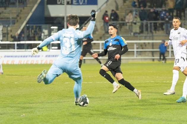 Regionalliga Südwest FSV Frankfurt SV Sandhausen, 21 11 2025 Lukas Schneller SV Sandhausen 31 clears the ball in front of Ismail Harnafi FSV Frankfurt 11 , FSV Frankfurt SV Sandhausen, Frankfurt, PSD Bank Arena, 21 11 2025 Copyright: xBEAUTIFULxSPORTS Gawlikx