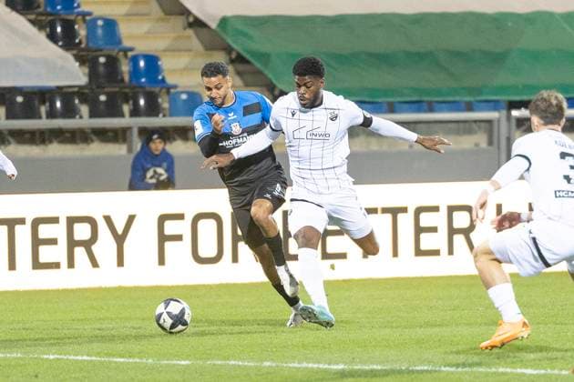 Regionalliga Südwest FSV Frankfurt SV Sandhausen, 21 11 2025 Amin Farouk FSV Frankfurt 9 Kwabe Schulz SV Sandhausen 2 in a duel for the ball, FSV Frankfurt SV Sandhausen, Frankfurt, PSD Bank Arena, 21 11 2025 Copyright: xBEAUTIFULxSPORTS Gawlikx